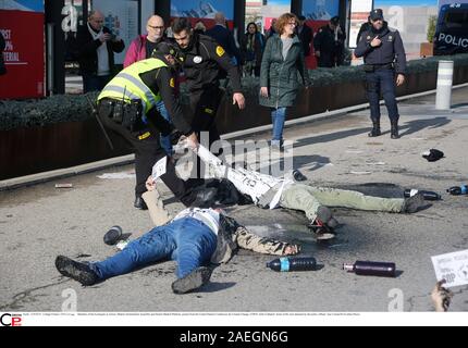 I membri degli ecologisti in azione, Madrid Gruppo antimilitarista e disarmare la piattaforma di Madrid, protesta davanti la Conferenza delle Nazioni Unite per i Cambiamenti Climatici - COP25- svoltasi a Madrid. Alcuni sono stati fermati dalla polizia. (Foto: Jose Cuesta/261/Cordon Premere). Credito: CORDON PREMERE/Alamy Live News Foto Stock