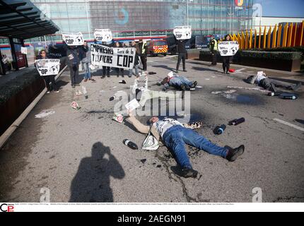 I membri degli ecologisti in azione, Madrid Gruppo antimilitarista e disarmare la piattaforma di Madrid, protesta davanti la Conferenza delle Nazioni Unite per i Cambiamenti Climatici - COP25- svoltasi a Madrid. Alcuni sono stati fermati dalla polizia. (Foto: Jose Cuesta/261/Cordon Premere). Credito: CORDON PREMERE/Alamy Live News Foto Stock