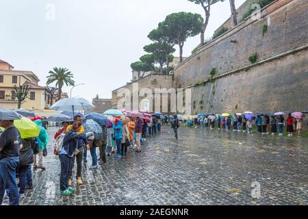 Roma, Italia - Ott 06, 2018: La coda per visitare il Vaticano in un giorno di pioggia Foto Stock