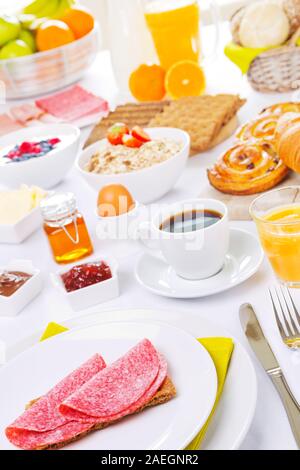 Un ampio buffet per la prima colazione continentale in una luminosa tabella. Foto Stock