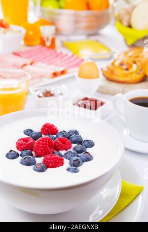 Un ampio buffet per la prima colazione continentale in una luminosa tabella. Foto Stock