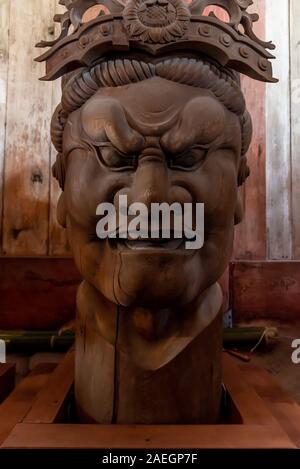 Aprile 22, 2019: testa di legno di un tutore al Tempio di Todai-ji. Nara, Giappone Foto Stock