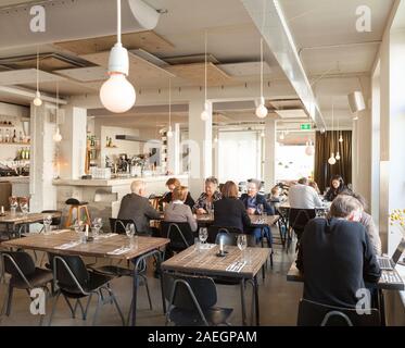 Clienti Al Ristorante Wilde Zwijnen, Amsterdam, Paesi Bassi Foto Stock