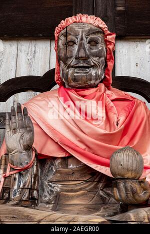 Aprile 22, 2019: statua in legno di Binzuru o Pindola, uno dei discepoli del Buddha. Nara, Giappone Foto Stock