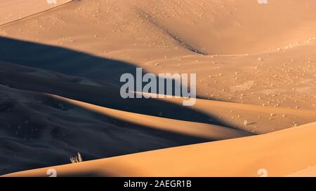 Le forme delle dune di sabbia nel deserto lut Foto Stock