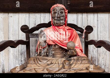 Aprile 22, 2019: statua in legno di Binzuru o Pindola, uno dei discepoli del Buddha. Nara, Giappone Foto Stock