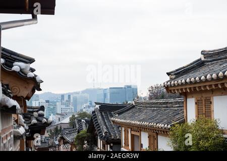 Il villaggio di Bukchon Hanok, un Coreano tradizionale villaggio di Seoul, Corea del Sud. Foto Stock