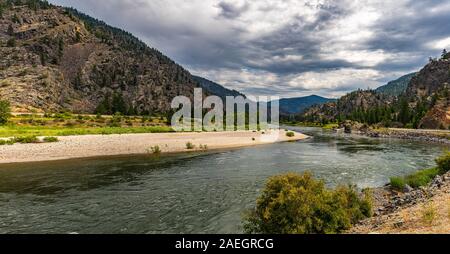 Il Clark Fork di Columbia River è il fiume più grande in termini di volume nel Montana ed è una classe mi fiume per scopi ricreativi al confine Idaho. Foto Stock