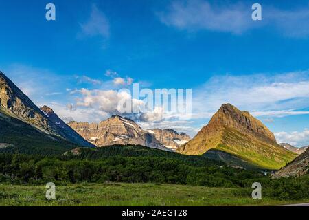 Montare Wilbur e Swiftcurrent Montagna in molti sono sul ghiacciaio del Glacier National Park in Montana. Foto Stock