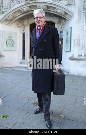 Charles Villiers al di fuori della Corte suprema di Londra dove lui e sua moglie Emma Villiers, che vivevano insieme vicino a Dumbarton prima di separare, in disaccordo sulla questione se i loro argomenti nel corso denaro dovrebbe essere allestita in un inglese o Scottish Court Regno Unito Corte suprema. Foto Stock