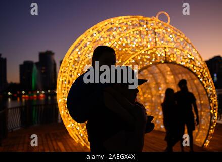 La gente a prendere le foto con una nuova decorazione vacanze a Lake Eola Park a Orlando in Florida. Foto Stock