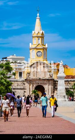 La gente del posto a piedi di fronte alla torre dell orologio cancello che è l'ingresso principale nella città vecchia di Cartagena Foto Stock