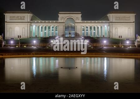 La facciata, scale e la fontana della Legione d Onore di notte Foto Stock