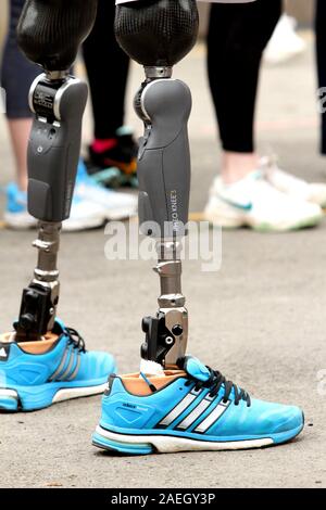 Gambe protesica in corrispondenza di un evento Foto Stock