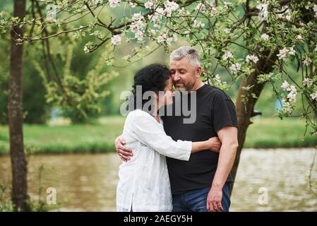 Con gli occhi chiusi. Allegro giovane godendo bel weekend all'esterno. Buona primavera meteo Foto Stock