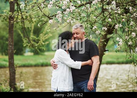 Allegro giovane godendo bel weekend all'esterno. Buona primavera meteo Foto Stock