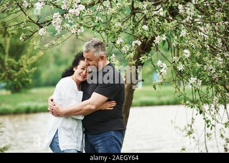 Atmosfera pacifica. Allegro giovane godendo bel weekend all'esterno. Buona primavera meteo Foto Stock