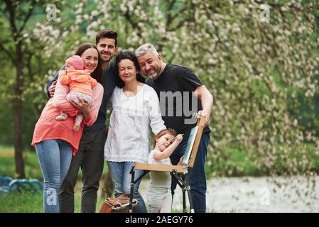 Felice di vedere ogni altro. Famiglia hanno una buona volta nel parco. Giovane pittore come insegnamento per disegnare Foto Stock