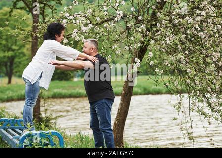 Hold me. Allegro giovane godendo bel weekend all'esterno. Buona primavera meteo Foto Stock