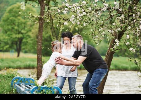 Venite a me. Allegro giovane godendo bel weekend all'aperto con il nipote. Buona primavera meteo Foto Stock