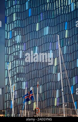 Bandiera islandese con Harpa negli sfondi, Reykjavik, Islanda Foto Stock