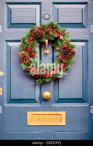 Ghirlanda di Natale su una porta anteriore, UK. Foto Stock