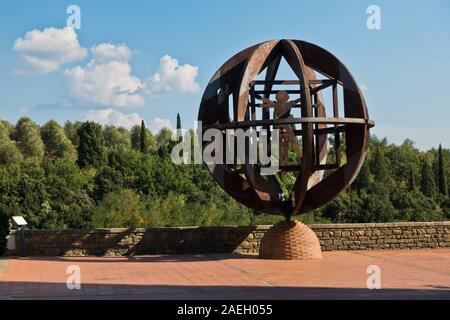 Un monumento di fronte Leonardno da Vinci museum di Vinci, Toscana, Italia Foto Stock