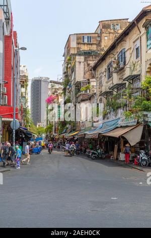 La città di HO CHI MINH, VIETNAM- Marzo 03 2019: Street downtown con diversi negozi. Foto Stock