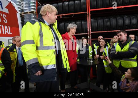 Il primo ministro Boris Johnson ascolta l'amministratore dell'azienda Paige Hood, 25 anni, mentre lo sfida sull'uso da parte dei Tories di un sito web di attacco per rendere più difficile per le persone trovare il manifesto del lavoro su Google, durante la sua visita a Fergusons Transport a Washington, Tyne & Wear, Mentre sulla pista generale di campagna elettorale. Foto Stock