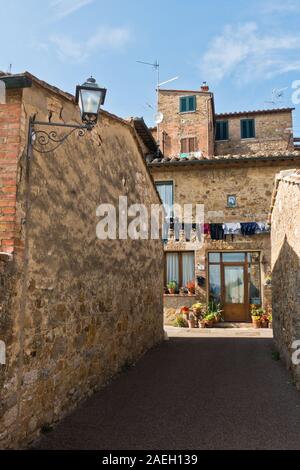 Dettagli architettonici di vecchie case strette strade di San Quirico d'Orcia, in provincia di Siena, Toscana, Italia Foto Stock