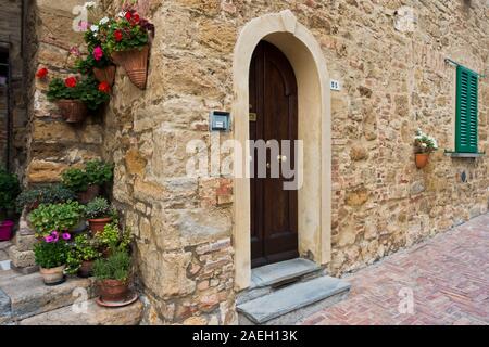 Dettagli architettonici di vecchie case strette strade tortuose di Volterra, Toscana, Italia Foto Stock