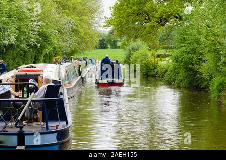 Un narrowboat passando ormeggiata su barche a Llangollen canal nel nord Shropshire un idilliaco rifugio e popolari attività vacanze Foto Stock