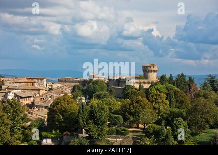 La città di Volterra sui tetti con il paesaggio circostante, la Fortezza Medicea di background, Toscana, Italia Foto Stock