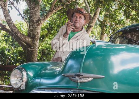 Allevatore locale sta fumando un sigaro in Vinales, Pinar del Rio, Cuba, America del Nord Foto Stock