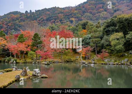 Il giardino e il lago con i colori dell'autunno, originariamente creato da Musō Soseki, dell'Tenryū-ji Zen tempio buddista, Kyoto, Giappone Foto Stock