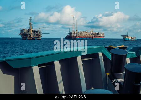 FPSO nave cisterna vicino Oil Rig platform. Offshore industria petrolifera e del gas Foto Stock