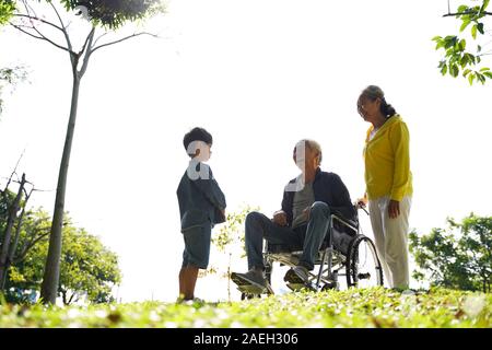 Asian nonno Nonna e nipote avendo divertimento all'aperto nel parco Foto Stock