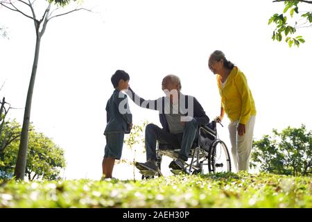 Asian nonno Nonna e nipote avendo divertimento all'aperto nel parco Foto Stock