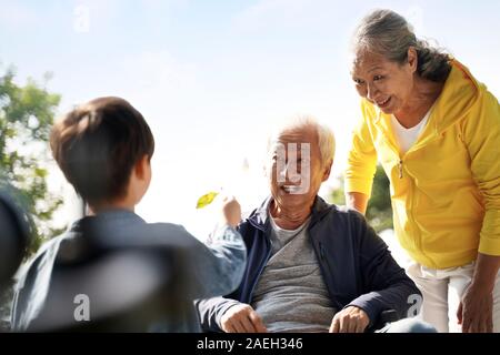 Asian nonno Nonna e nipote avendo divertimento all'aperto nel parco Foto Stock