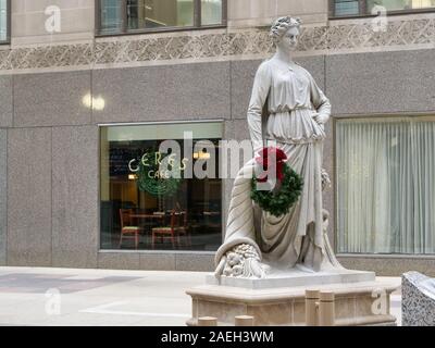 Ceres Café, Chicago Board of Trade. Famosi per i loro cocktail rigide, che presumibilmente portare alla cottura del Chicago il sovrintendente di polizia Eddie Johnson. La statua rappresenta l'agricoltura ed era in cima alla scheda originale del commercio edificio che fu demolita nel 1920. Questa e una statua di settore hanno pensato perso ma che sono stati trovati nel 1978 in Hidden Lake Forest Preserve in DuPage County, che era stata la station wagon di Arthur Cutten, un commerciante in corrispondenza del bordo di inizio Novecento. Foto Stock