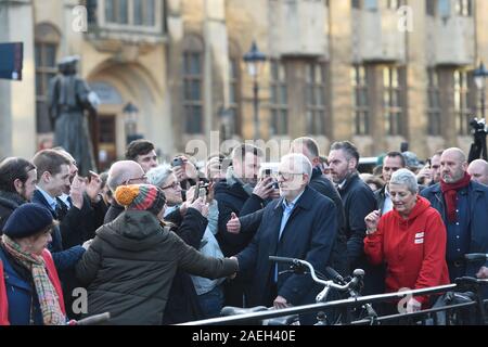 Leader del partito laburista Jeremy Corbyn soddisfa i sostenitori come egli arriva prima di parlare in un rally al di fuori di Bristol City Council in Bristol, durante la campagna elettorale del trail. Foto di PA. Picture Data: lunedì 9 dicembre, 2019. Foto di credito dovrebbe leggere: Joe Giddens/PA FILO Foto Stock