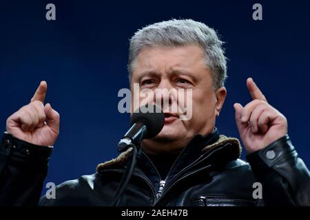 Kiev, Ucraina. 08 Dic, 2019. Kiev, Ucraina - 8 dicembre 2019: Petro Poroshenko offre un discorso durante una manifestazione davanti alla cosiddetta "Normandia" vertice formato, dove i dirigenti di Ucraina, Russia, Germania e Francia (foto di Aleksandr Gusev/Pacific Stampa) Credito: Pacific Press Agency/Alamy Live News Foto Stock