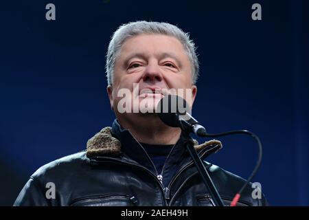 Kiev, Ucraina. 08 Dic, 2019. Kiev, Ucraina - 8 dicembre 2019: Petro Poroshenko offre un discorso durante una manifestazione davanti alla cosiddetta "Normandia" vertice formato, dove i dirigenti di Ucraina, Russia, Germania e Francia (foto di Aleksandr Gusev/Pacific Stampa) Credito: Pacific Press Agency/Alamy Live News Foto Stock