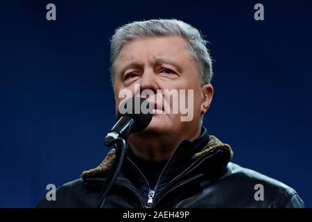 Kiev, Ucraina. 08 Dic, 2019. Kiev, Ucraina - 8 dicembre 2019: Petro Poroshenko offre un discorso durante una manifestazione davanti alla cosiddetta "Normandia" vertice formato, dove i dirigenti di Ucraina, Russia, Germania e Francia (foto di Aleksandr Gusev/Pacific Stampa) Credito: Pacific Press Agency/Alamy Live News Foto Stock