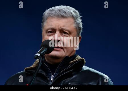 Kiev, Ucraina. 08 Dic, 2019. Kiev, Ucraina - 8 dicembre 2019: Petro Poroshenko offre un discorso durante una manifestazione davanti alla cosiddetta "Normandia" vertice formato, dove i dirigenti di Ucraina, Russia, Germania e Francia (foto di Aleksandr Gusev/Pacific Stampa) Credito: Pacific Press Agency/Alamy Live News Foto Stock