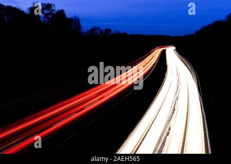 Sentieri di luce sulla A12 Foto Stock