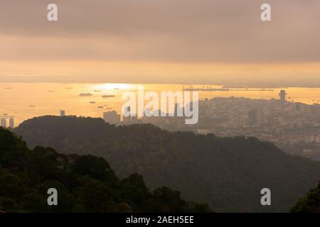 Beautiful golden luce solare su George Town, come visto dalla cima del Colle Penang, Malaysia Foto Stock