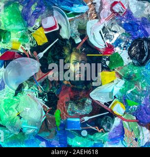 L'uomo annegamento in acqua sotto plastica destinatari pila, garbage. Utilizzate bottiglie e pacchi di riempimento oceano mondiale uccisione di persone. Ecologia, Ambiente concetto, plastica e vetro inquinamento, natura disastro. Foto Stock
