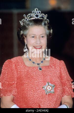 Sua Maestà la Regina Elisabetta II a bordo HMY Britannia durante la sua Royal visita a Singapore nel 1989. Foto Stock