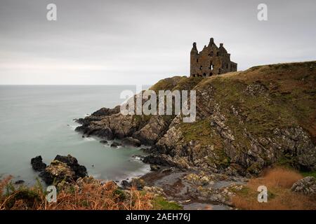 Fotografia di © Jamie Callister. Cui il Dunskey Castle, situato sulla costa occidentale della Scozia nel South Ayrshire, sud ovest della Scozia, Regno Unito, 22 novembre Foto Stock